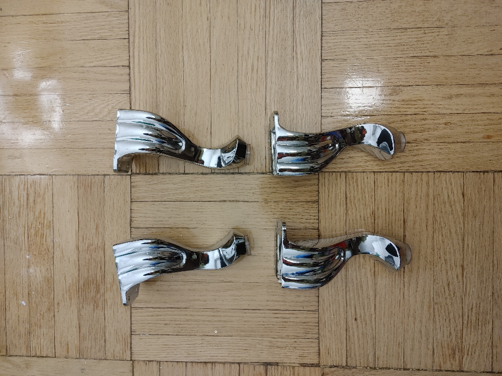 Crystal/Silver Tufted chest (w/ legs) image indicator(3)