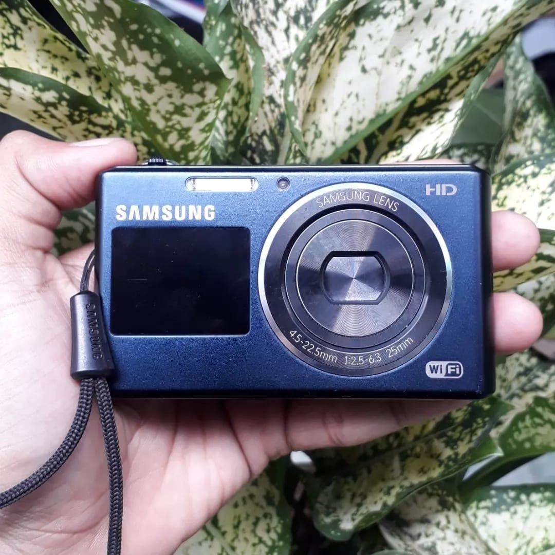 Samsung DV150F Dual LCD Screen Digital Camera thumbnail