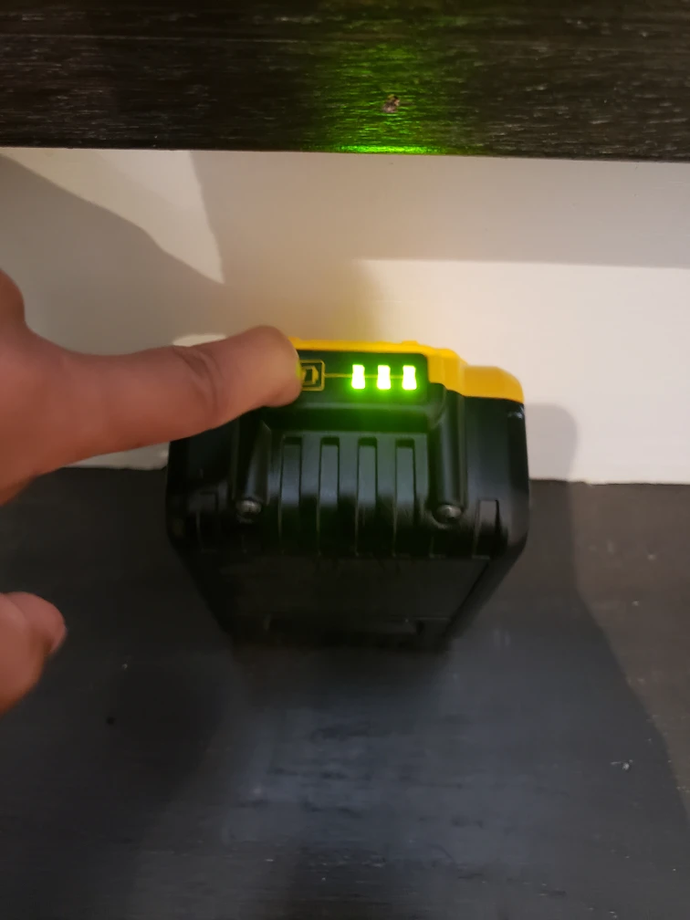 Dewalt 4ah battery and Charger - photo 3