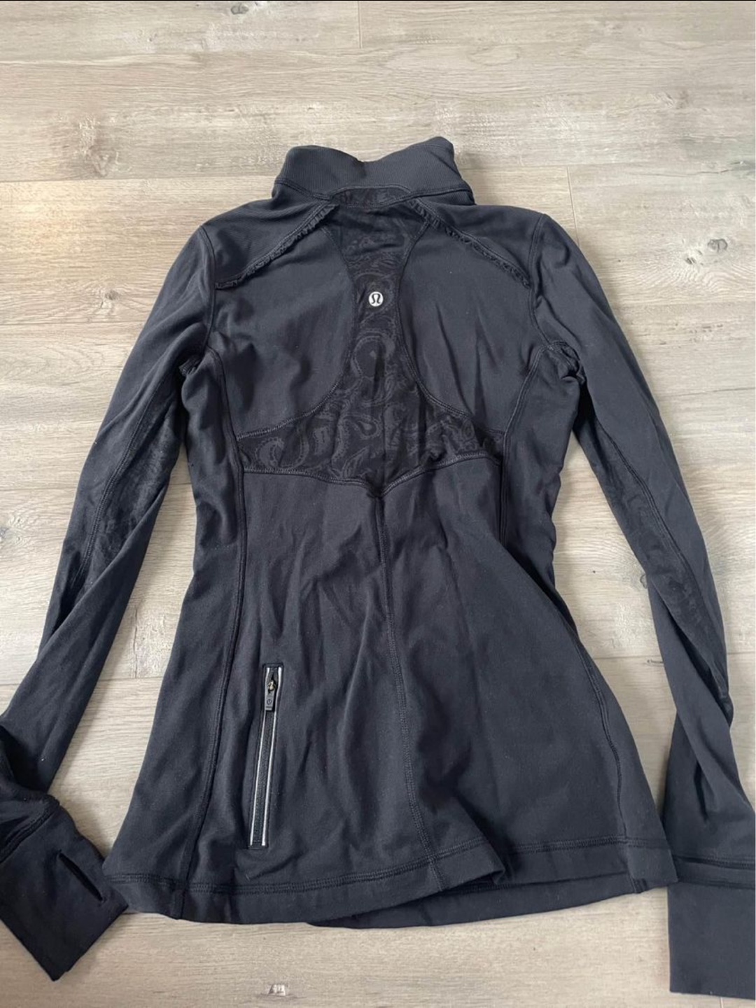 lululemon 1/2 zips + sports bras - photo 4