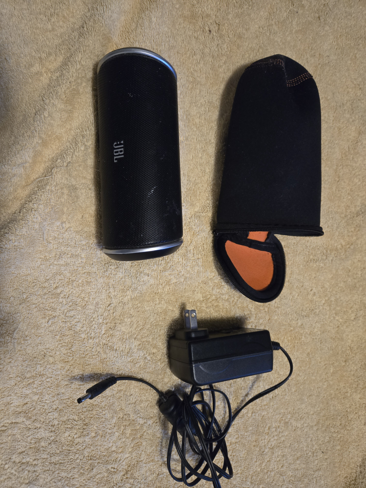Original JBL flip 1 Bluetooth speaker with carrying case thumbnail