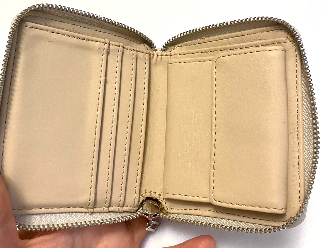 Guess wallet small size image indicator(3)