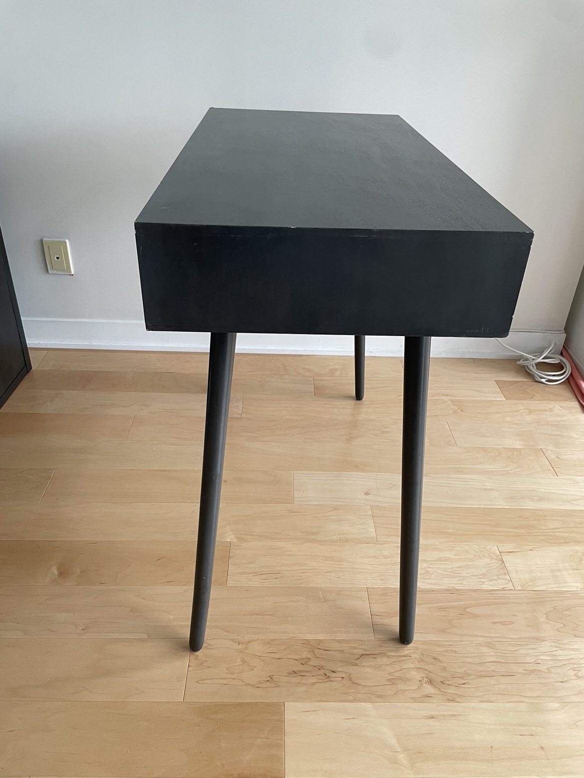 Desk - photo 2
