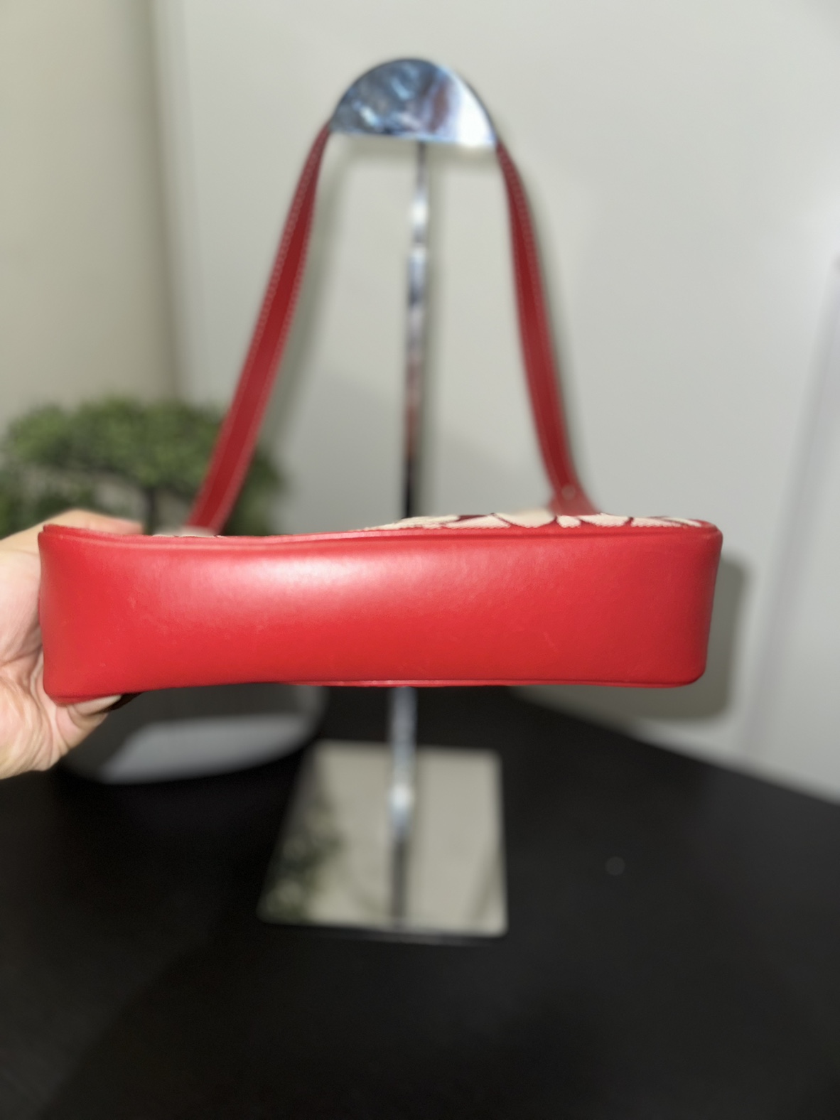 Authentic COACH signature canvas handbag image indicator(5)