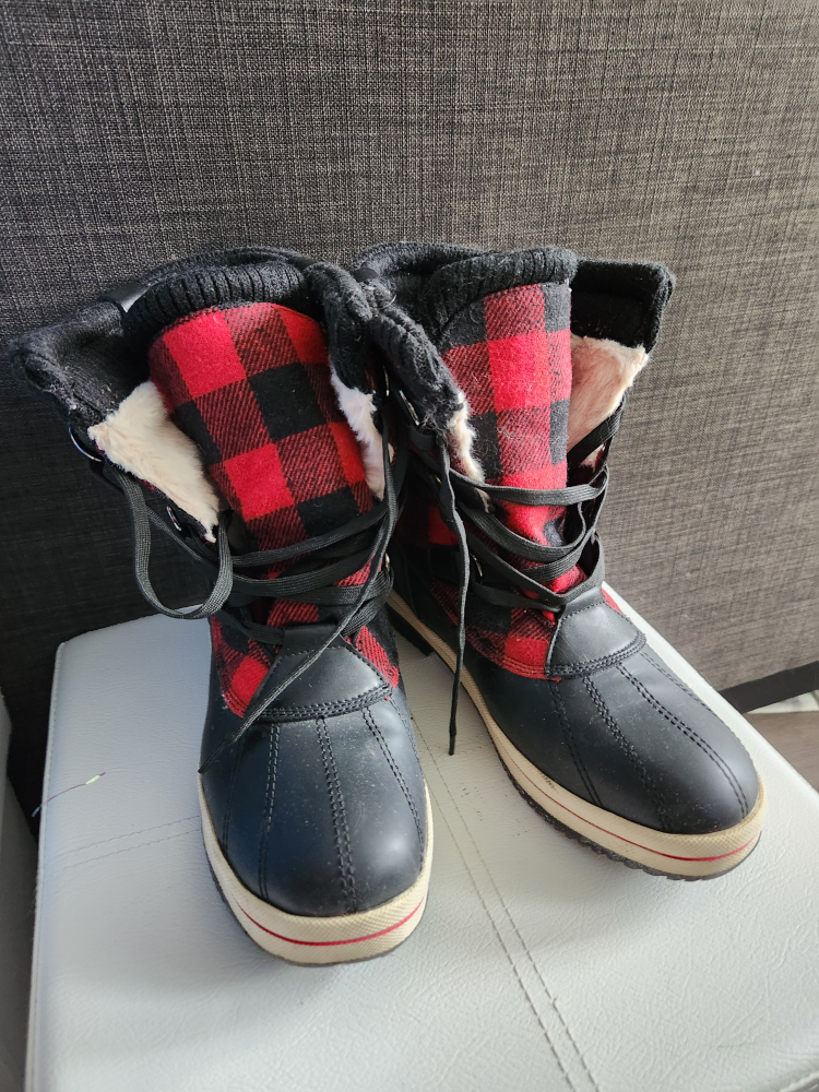 Warm winter boots (size 10) image indicator(2)
