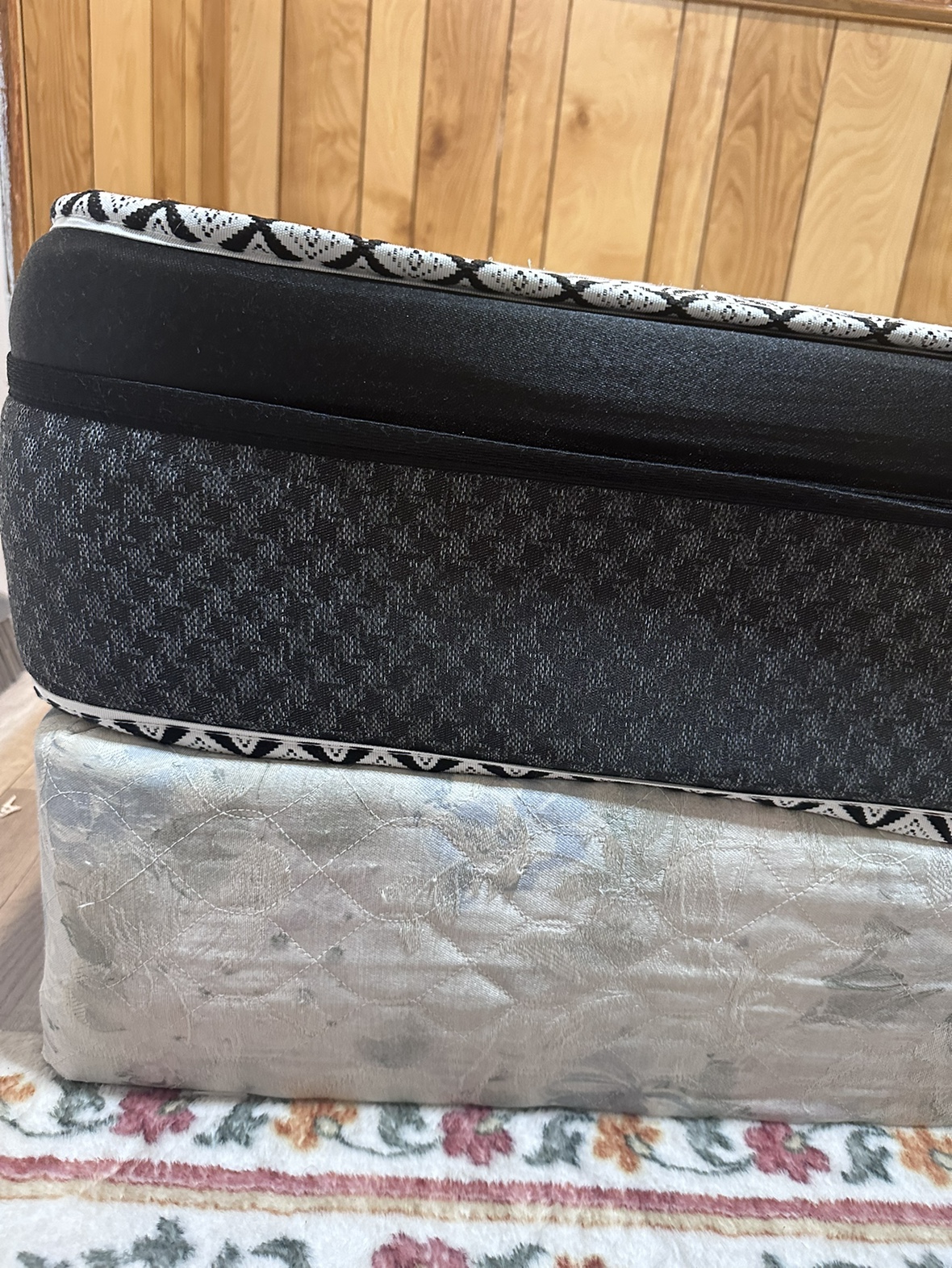 Queen size mattress with bed box - photo 2