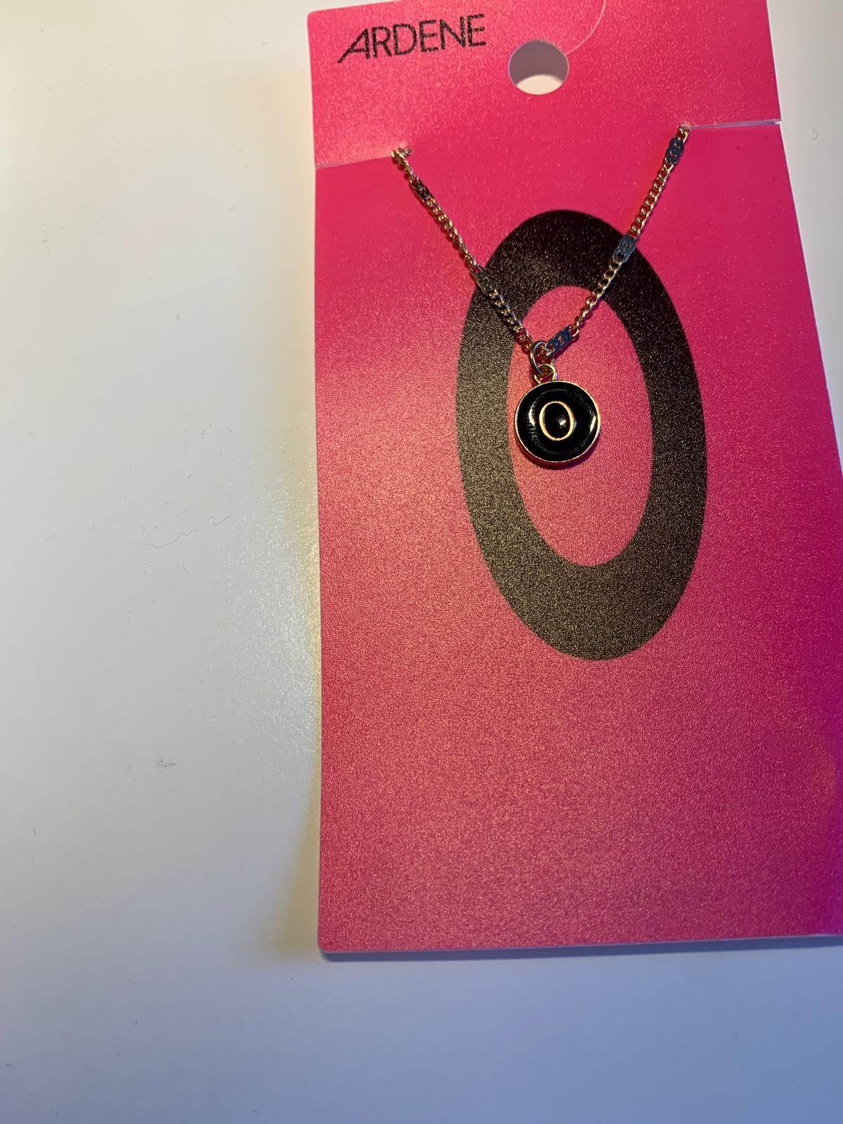 O initial necklace image indicator(4)