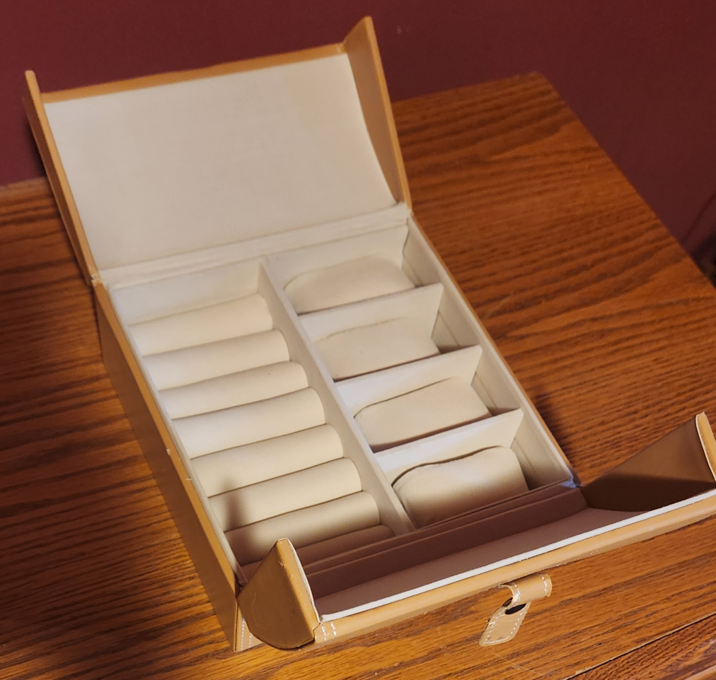 Small beige faux leather jewelery case