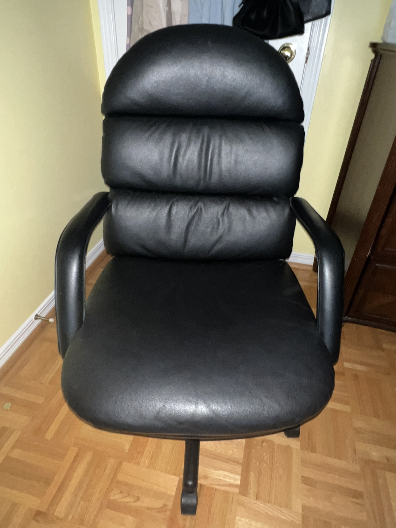 High-Quality Leather Chair with Adjustable Height - photo 2