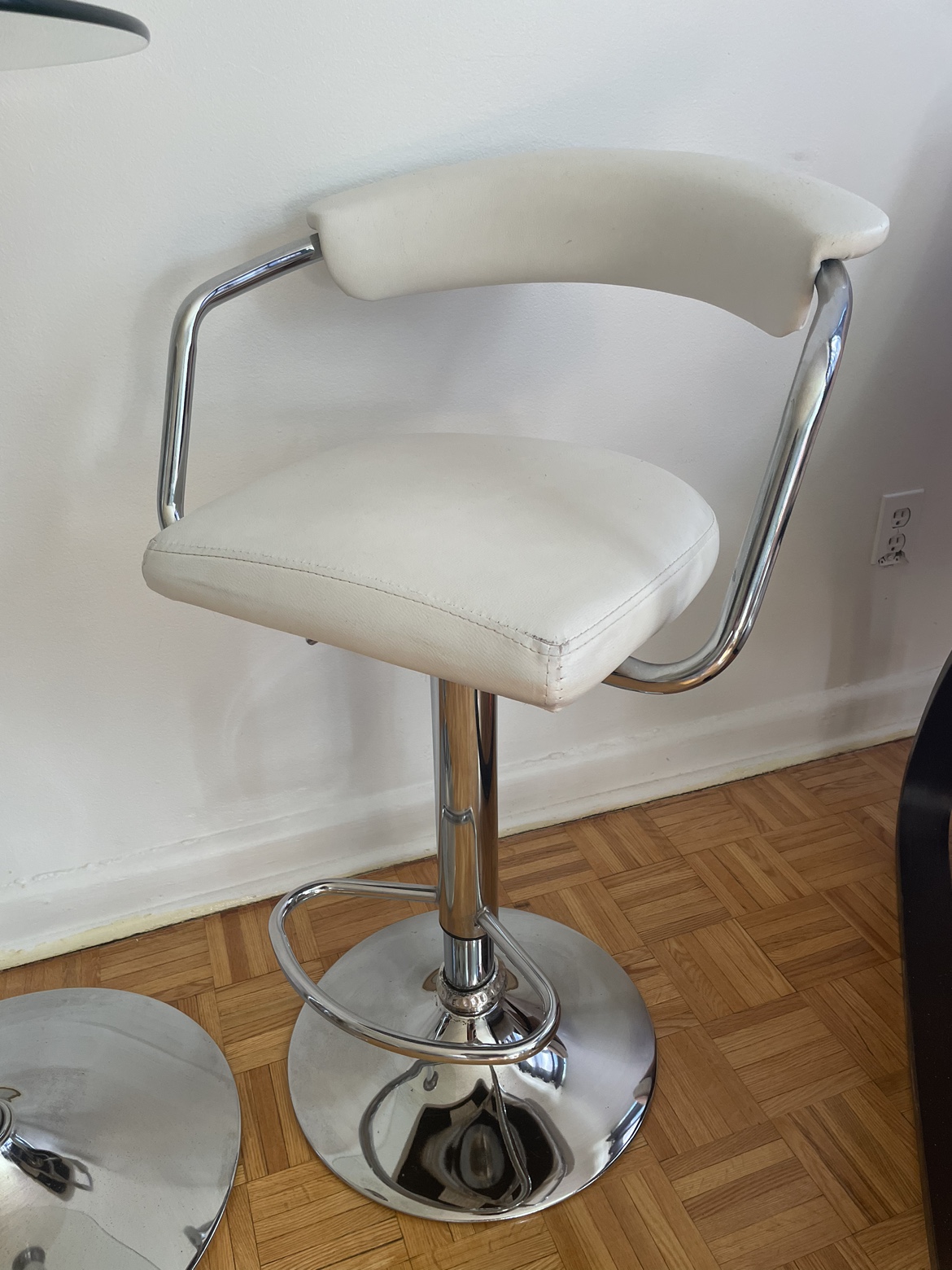 Rounded tabletop and bar stools image indicator(4)