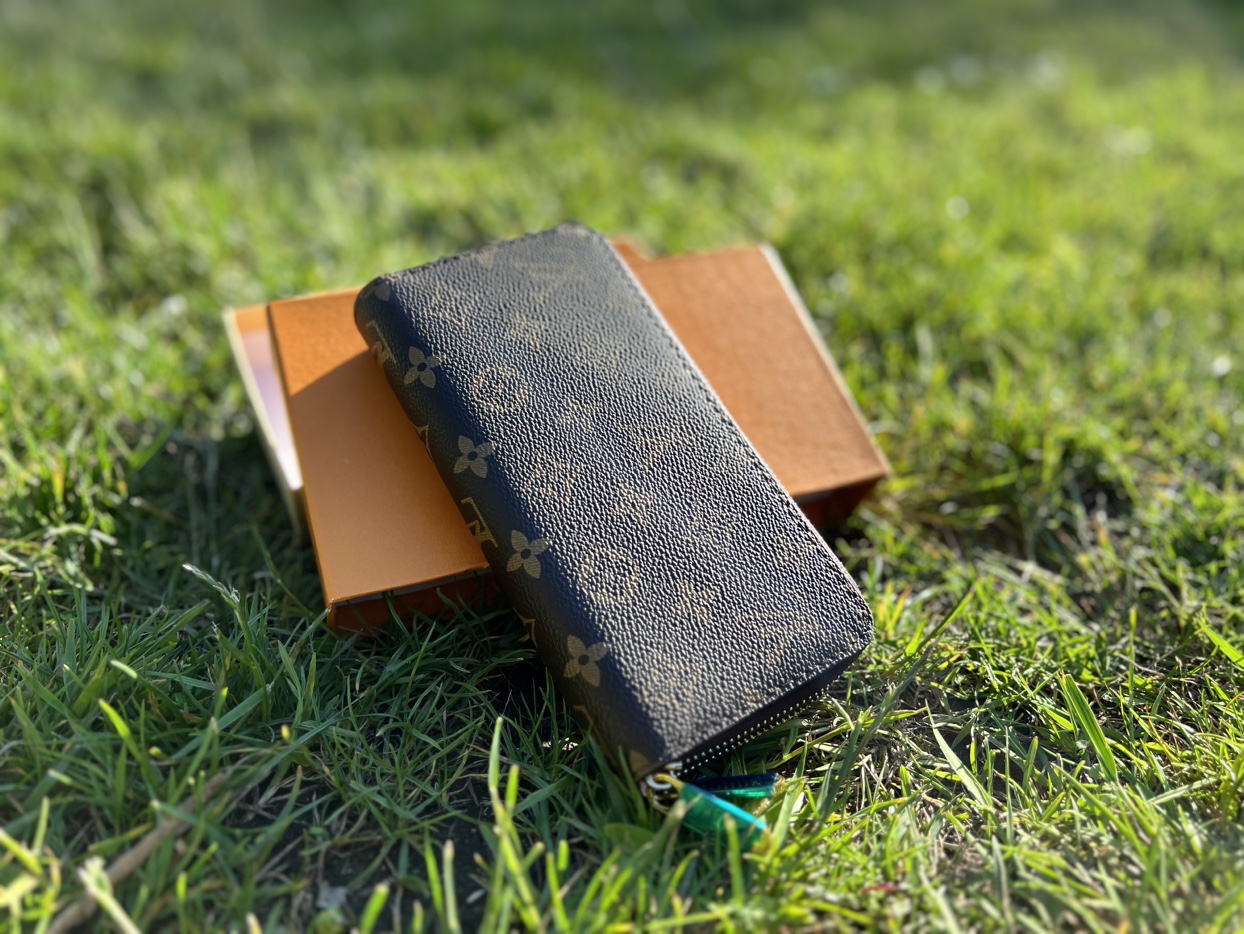 LV women’s clutch. - photo 4