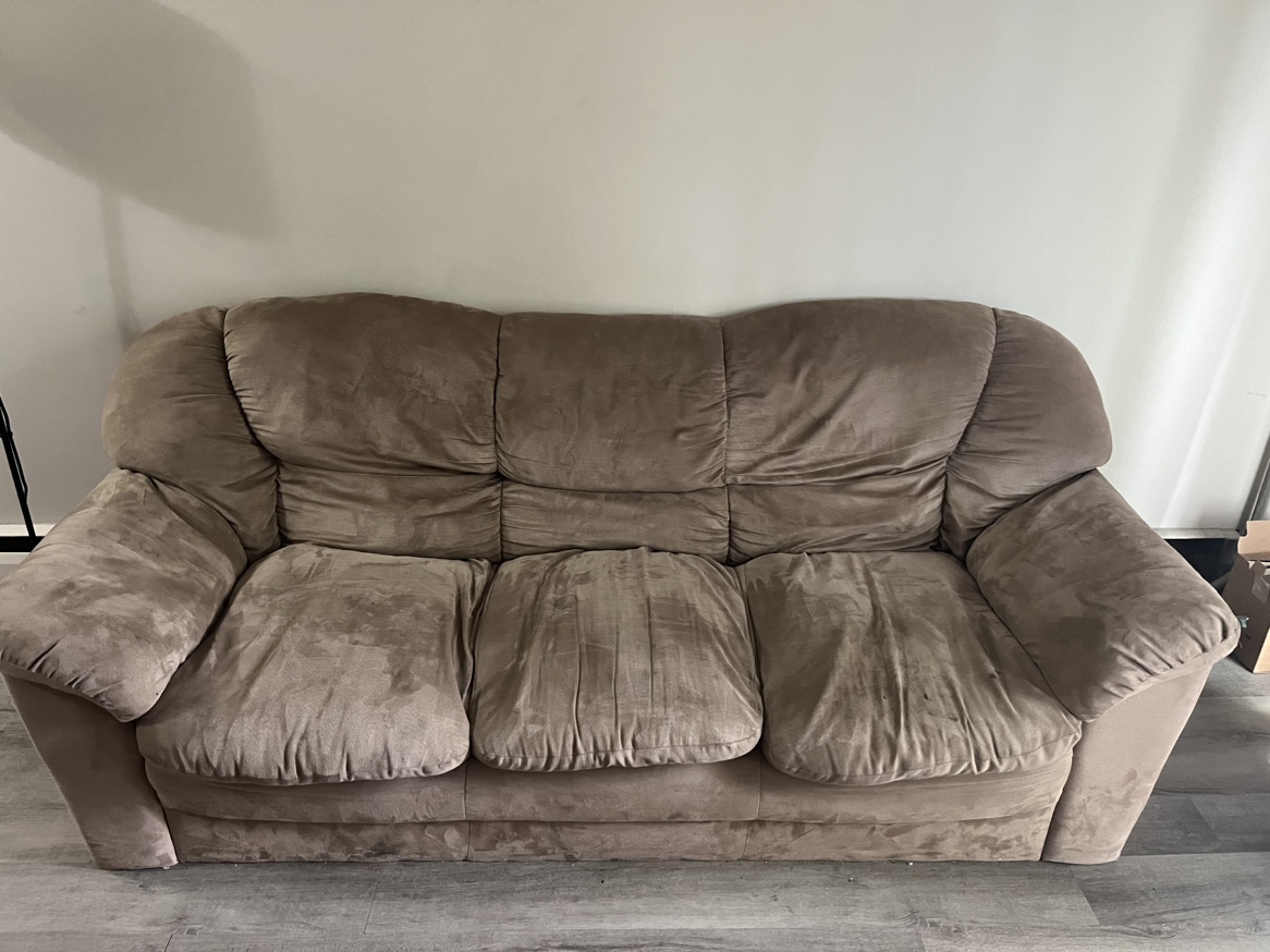 Three seater couch need gone - photo 3