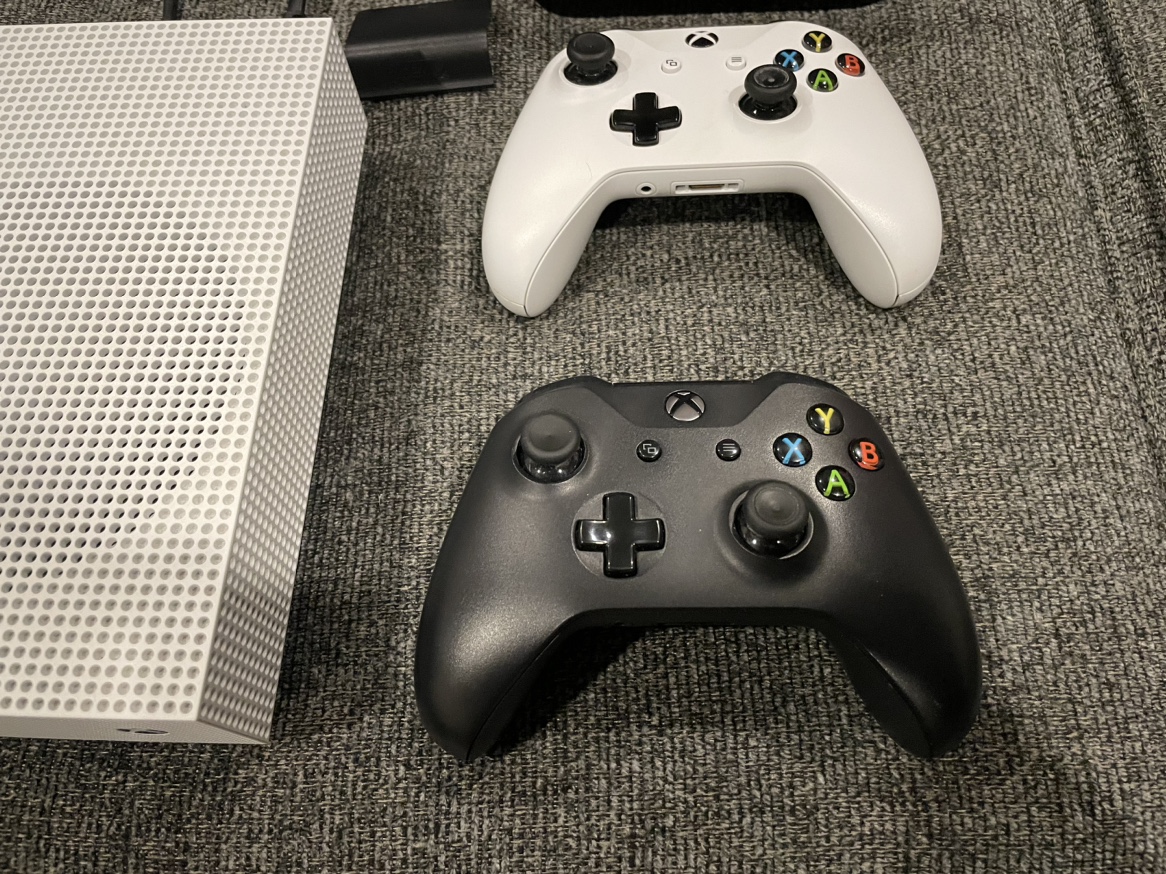 Xbox One S 500GB, 2 controllers.charging dock,7 games. - photo 5