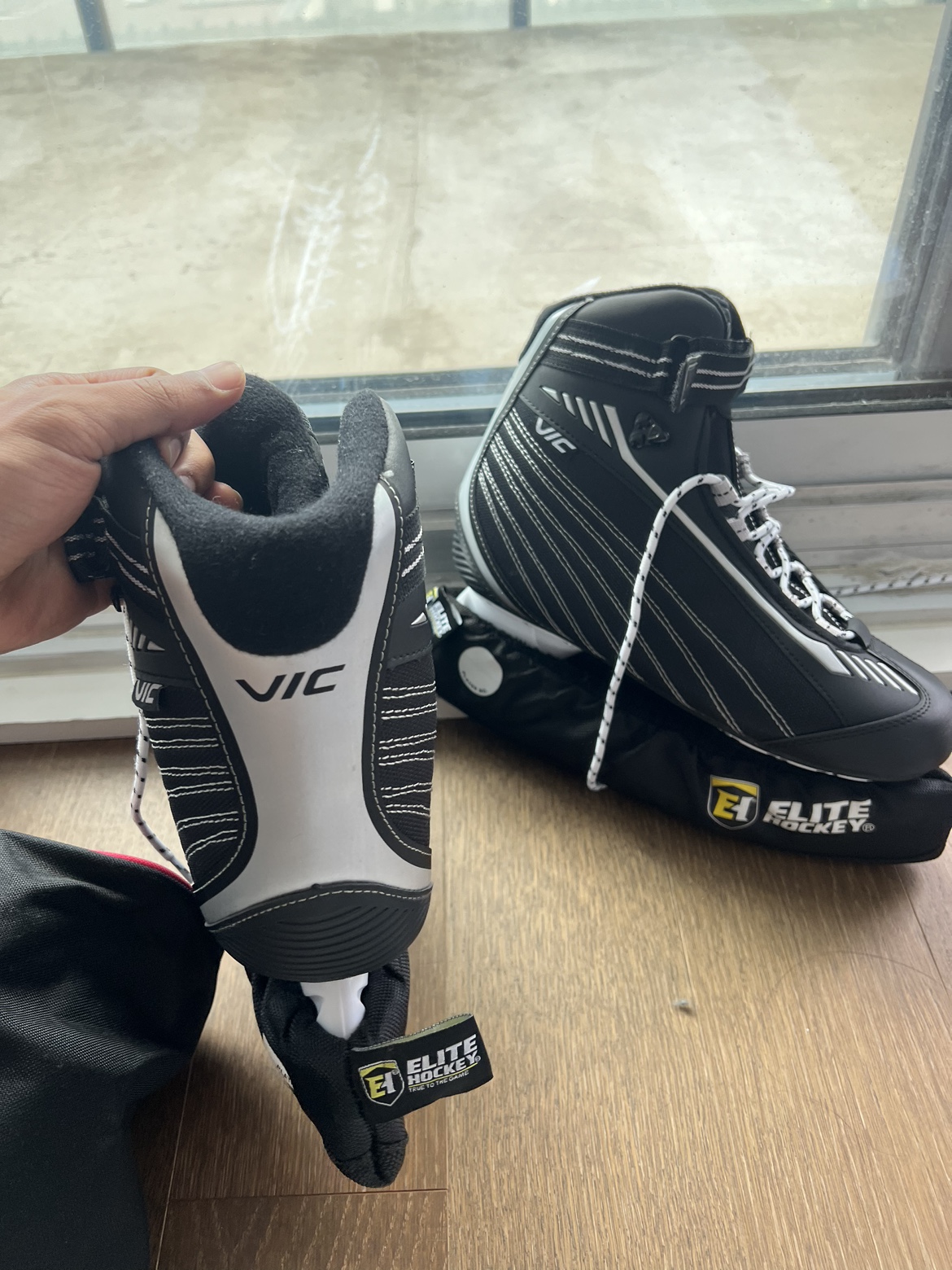US size 8 Men’s ice skate shoes