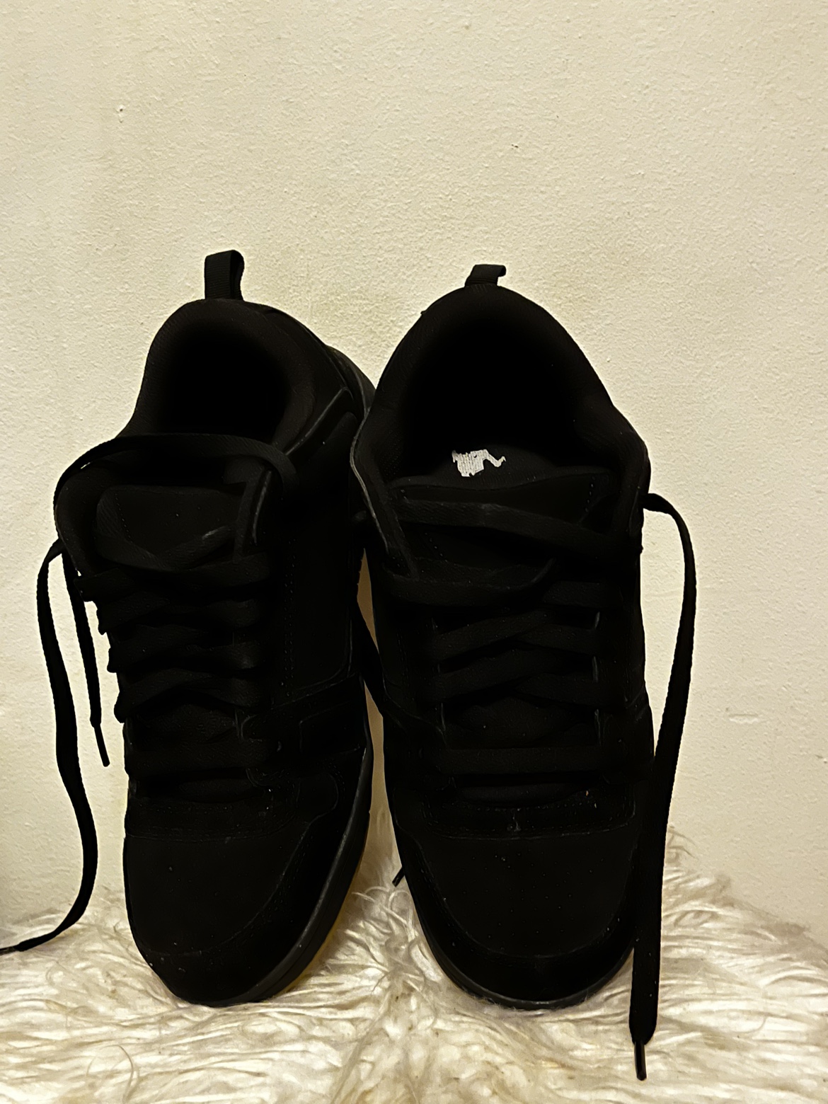 Black sneakers image indicator(2)