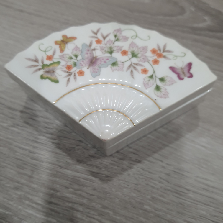 Porcelain  box