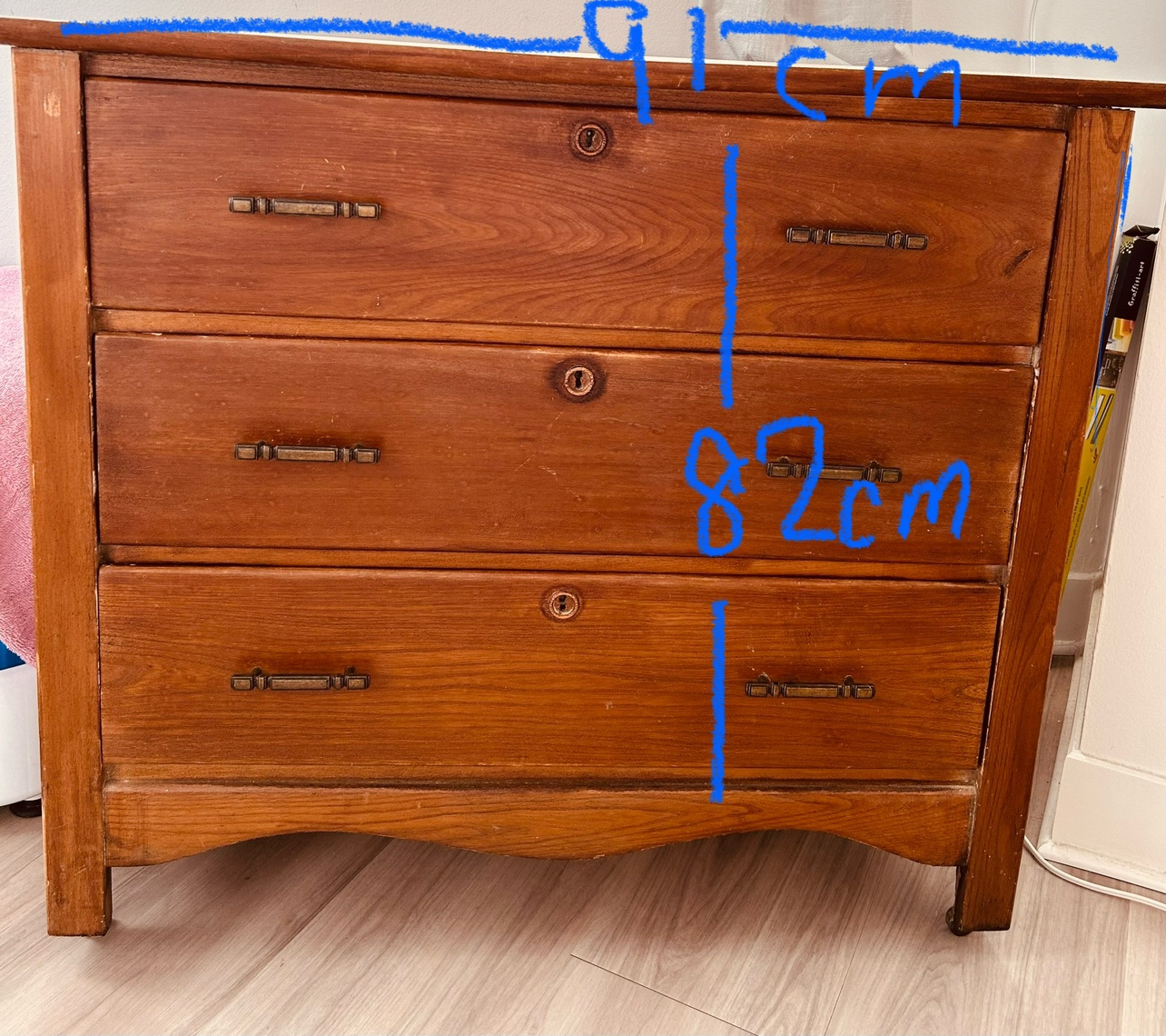 Wooden dresser 3 drawer.