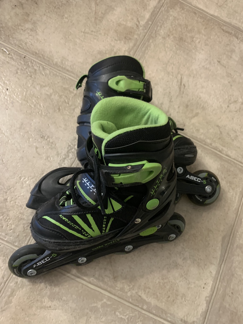 Adjustable rollerblades