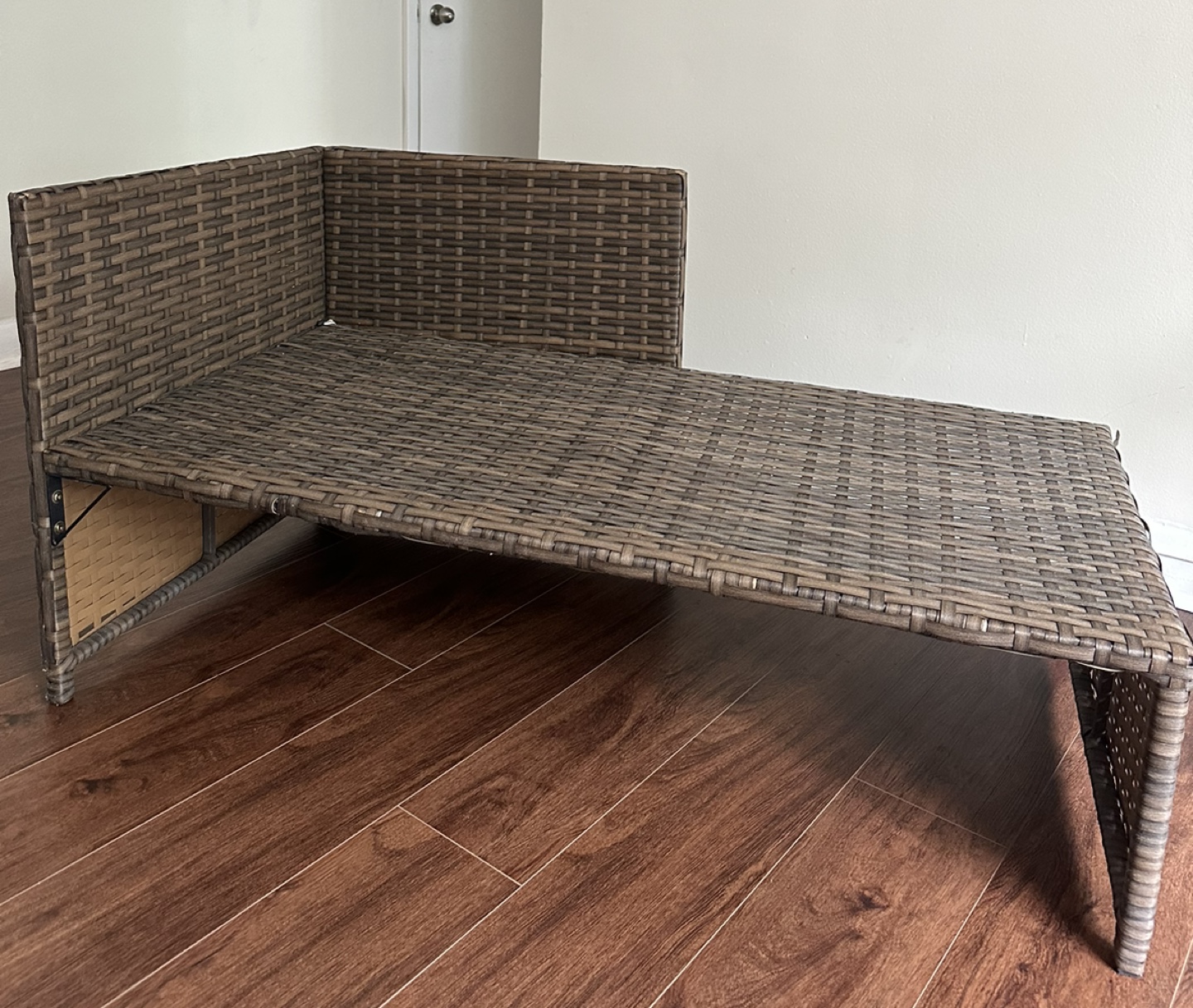 Elegant Wooden Seating - Like New - photo 2