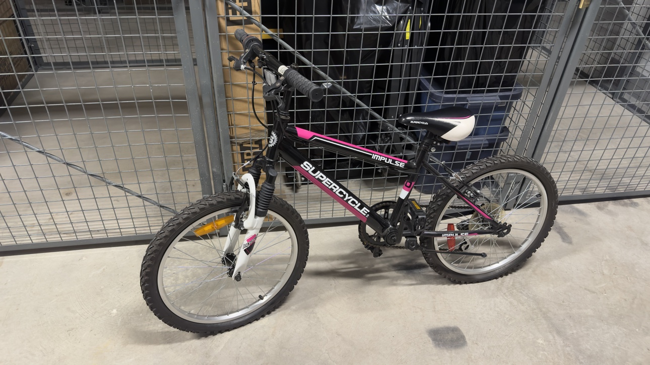 Supercycle 20” multi-speed youth bike with front suspension image indicator(2)