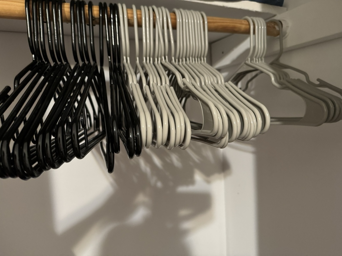 50 pieces of hangers available
