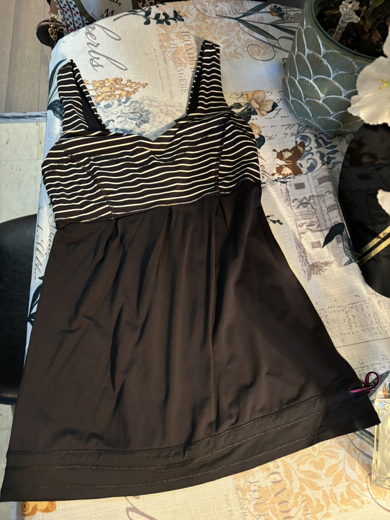 Lululemon top image indicator(2)