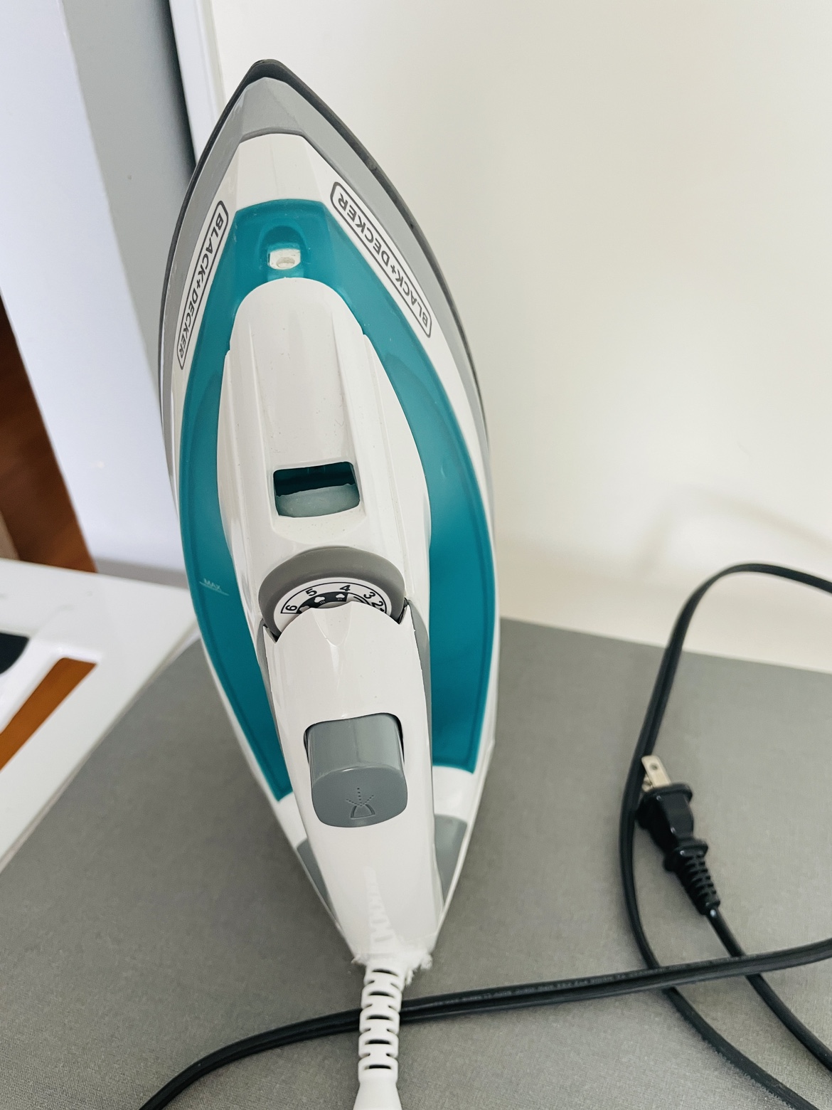 Black and Decker steam Iron + ironing board thumbnail
