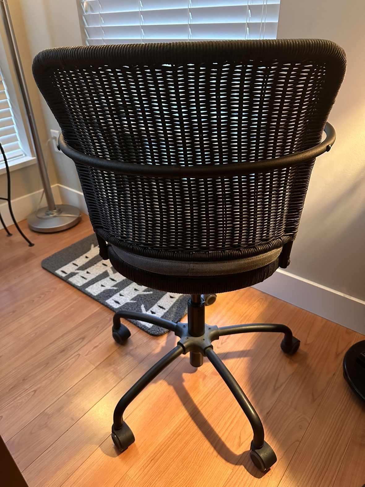 Black Swivel Desk Chair on Wheels - photo 3