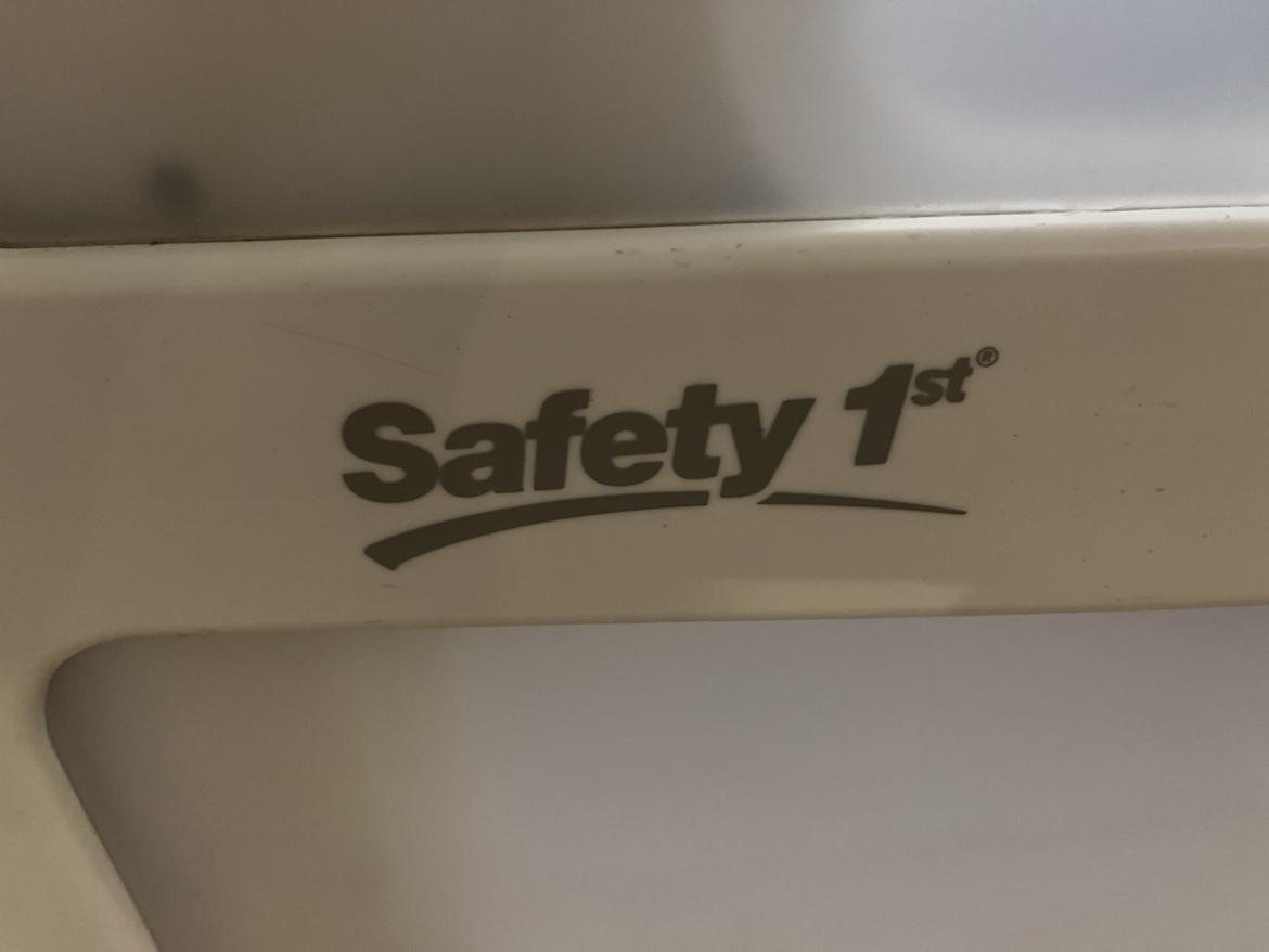 Safety 1st Baby Gate or Dog Gate - Pressure Mount image indicator(4)