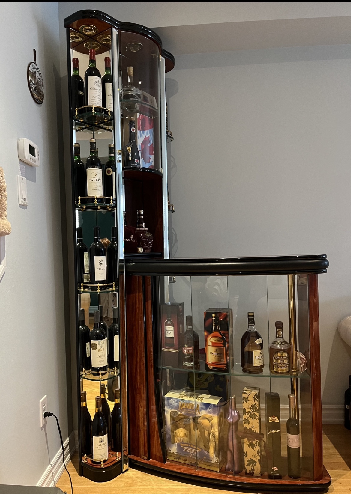 Italian elegantly designed wine cabinet。意大利設計師的高級酒櫃