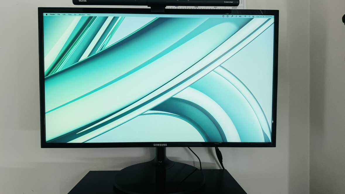 27’’ HD Monitor in Mint condition - photo 3