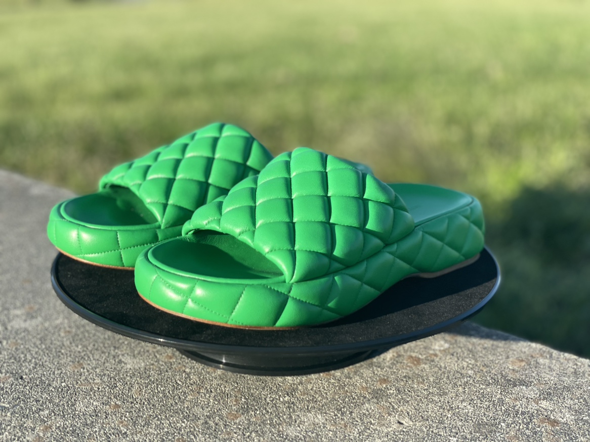 Bottega Veneta leather padded sandals🖤 thumbnail