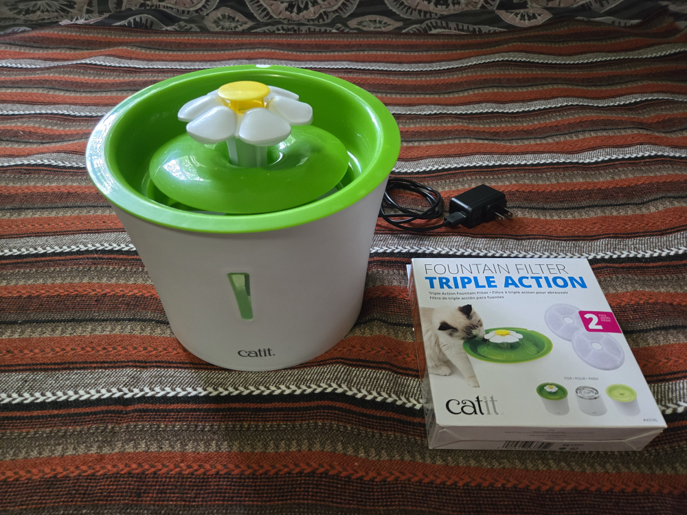 Cat water fountain w/filters (Catit)