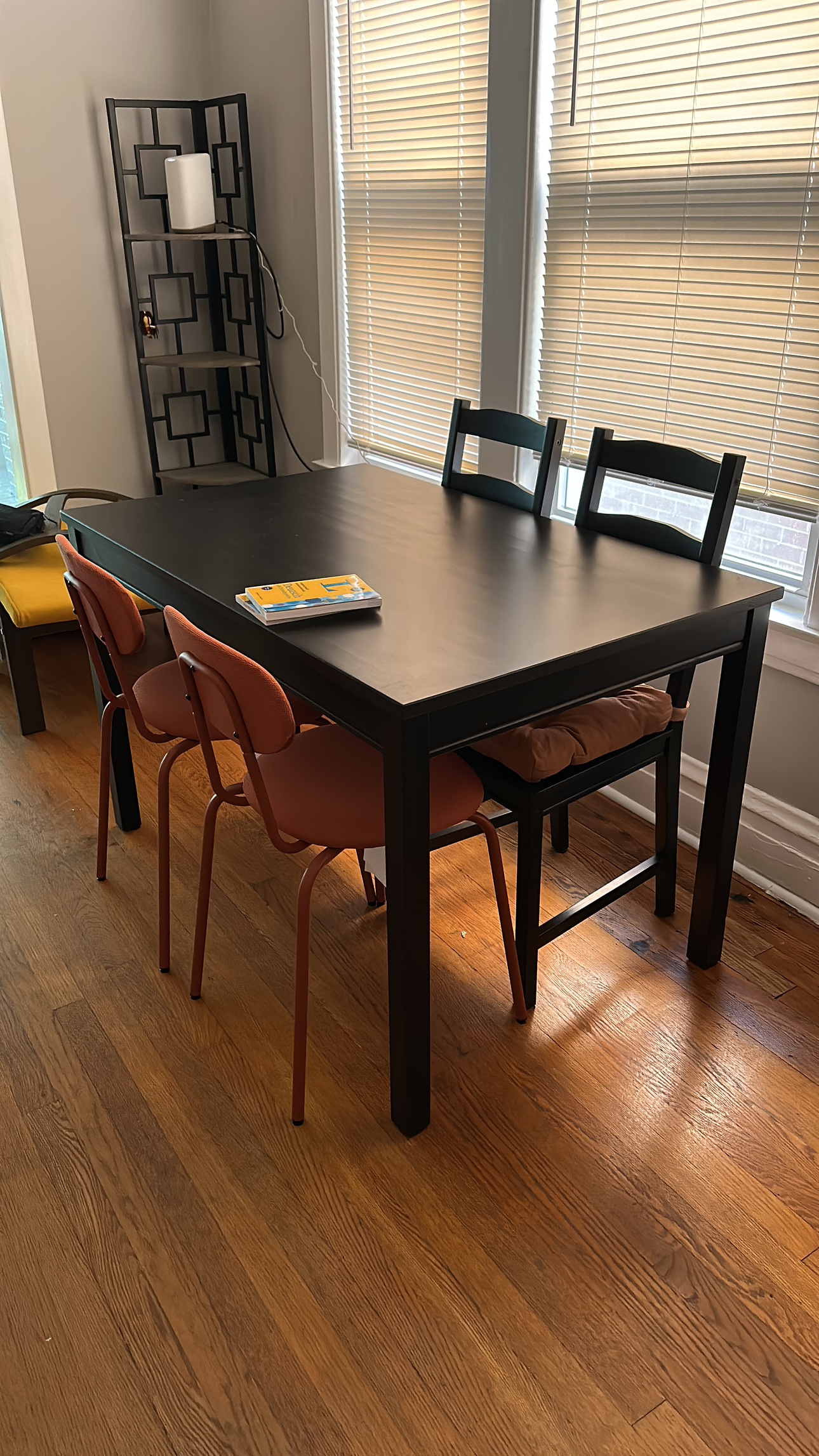 Table w/ 4 chairs - photo 2