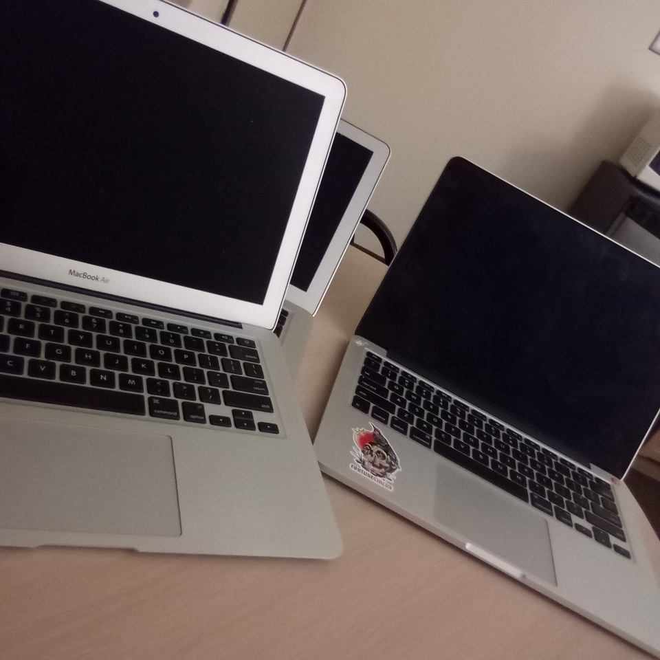 5 mac air laptops  just needs charging cords