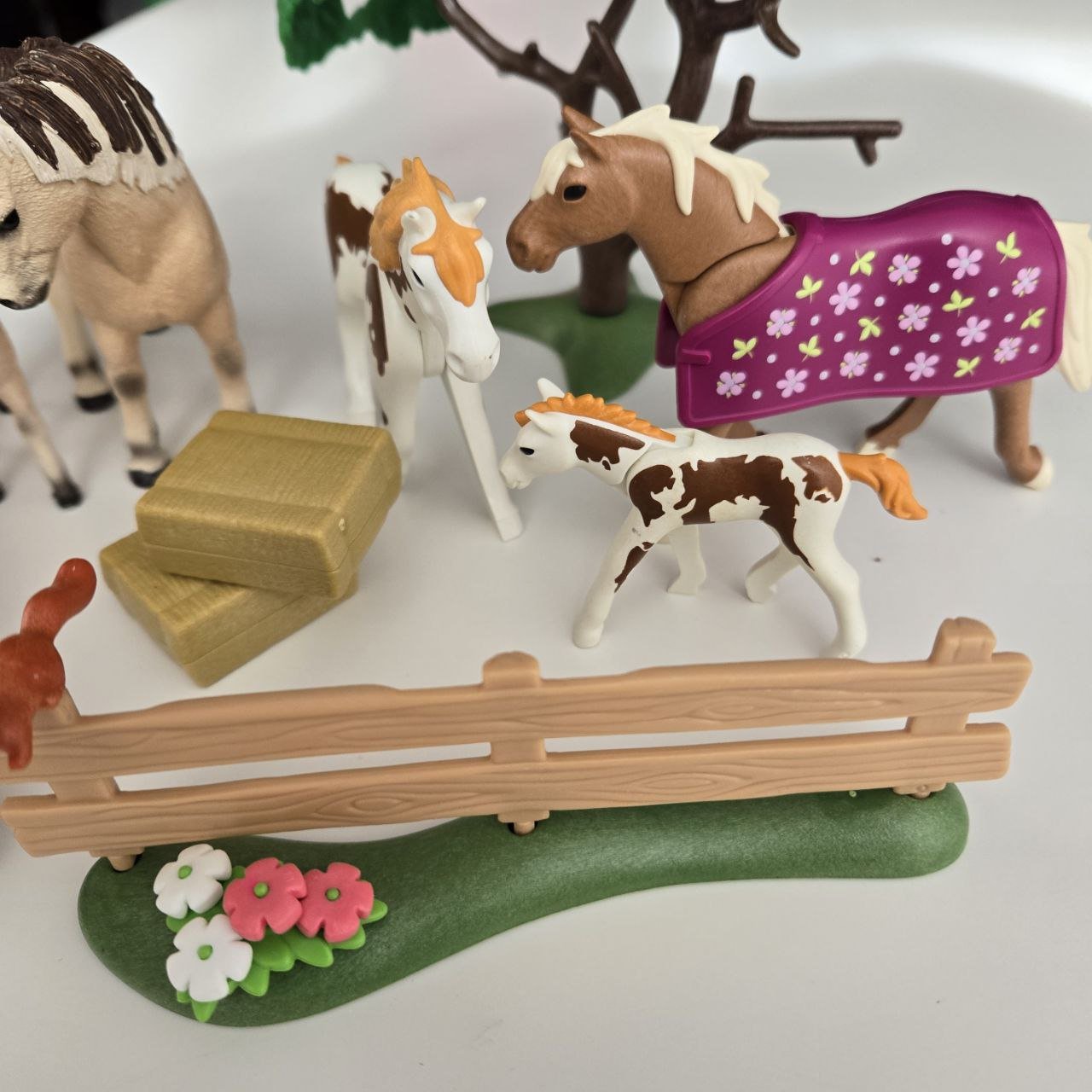 Like NEW - Pony Playset image indicator(2)