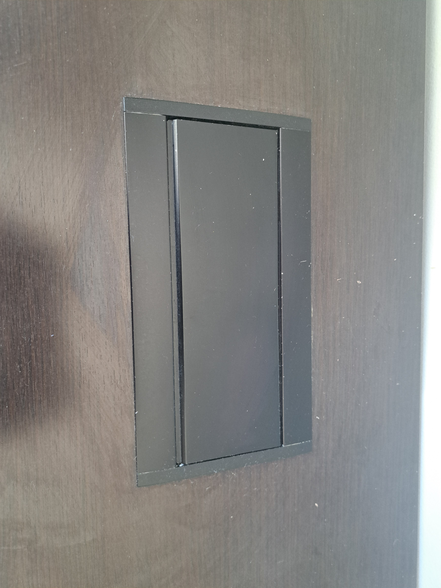 Table with charging port - photo 4