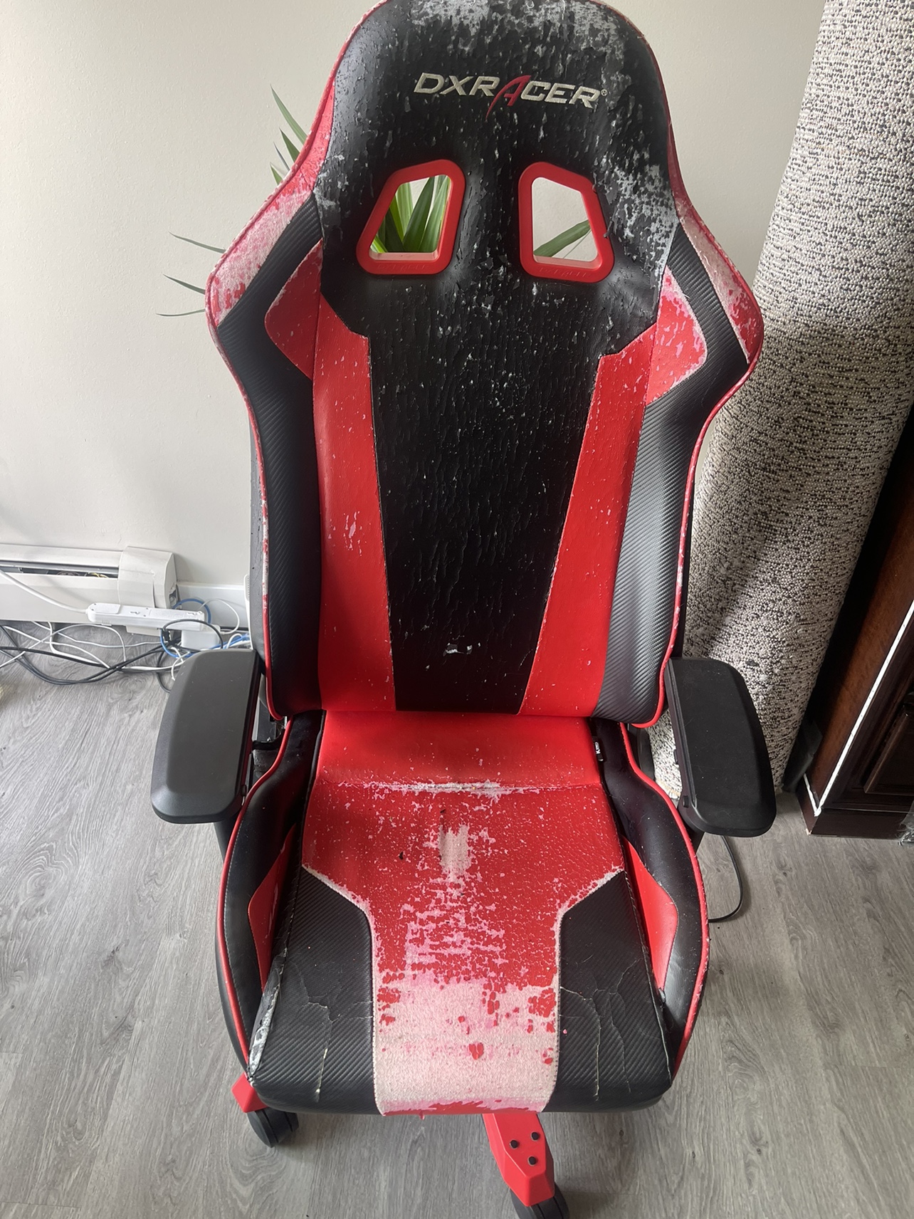 Free Gaming Chair and Mouse Pad image indicator(2)