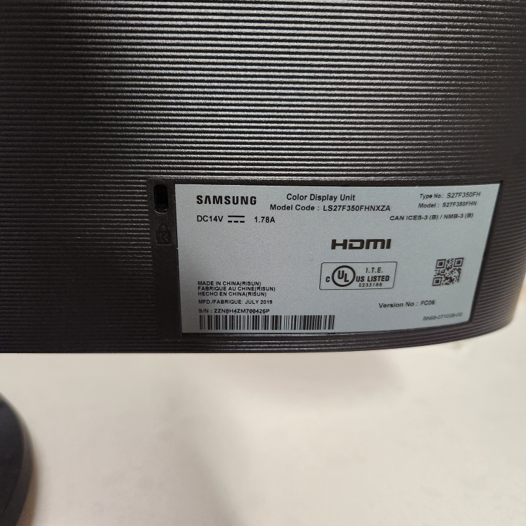 Moving sale!! 27-inch LED Monitor - photo 2