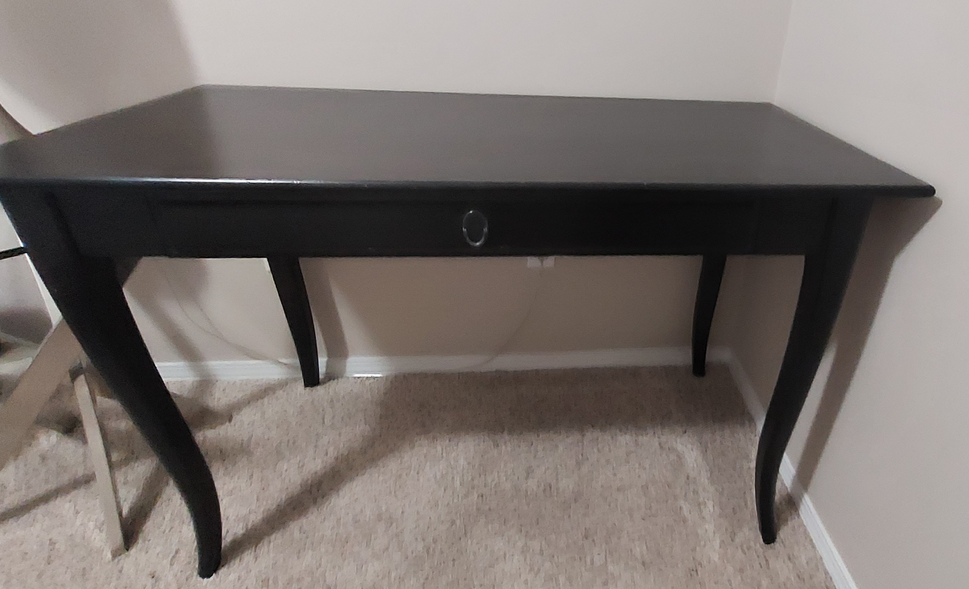 Desk - photo 3