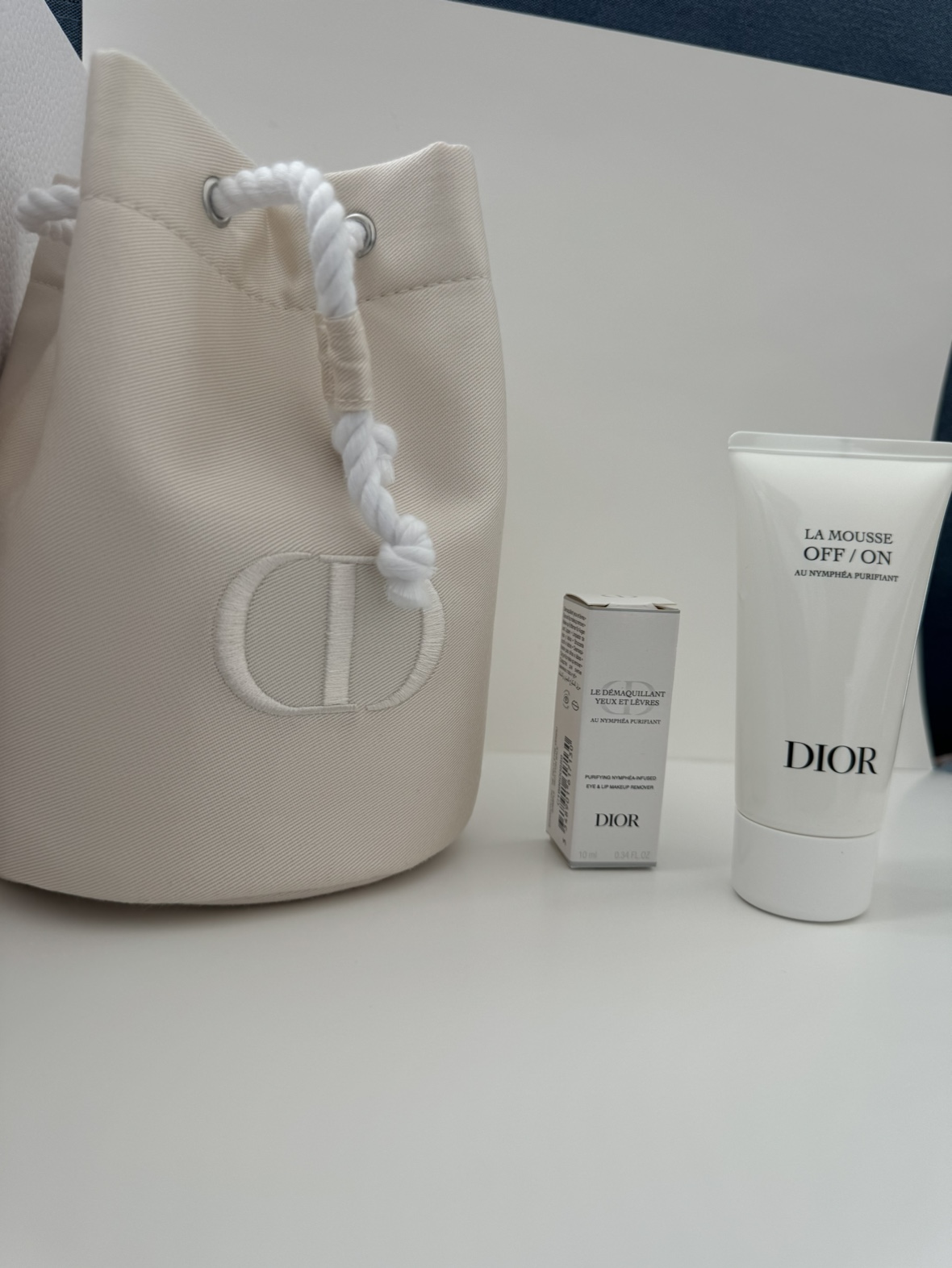 Dior Cleanser Kit With Drawstring Pouch image indicator(2)