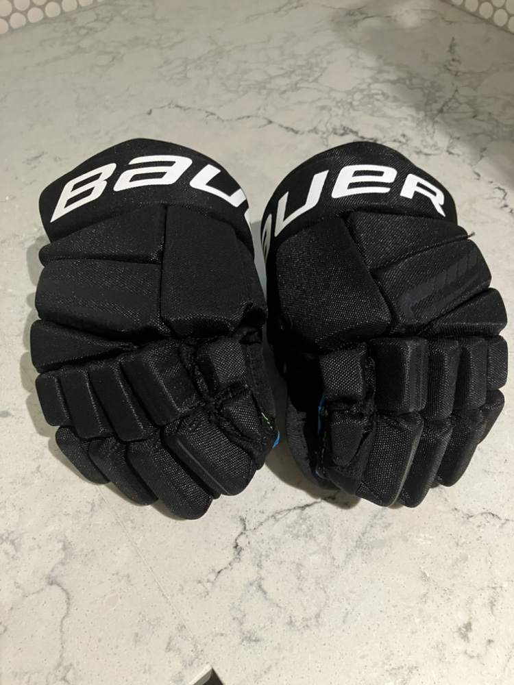 Kids hockey gloves image indicator(3)