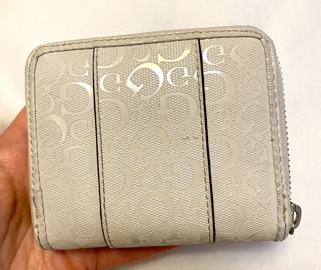 Guess wallet small size image indicator(2)