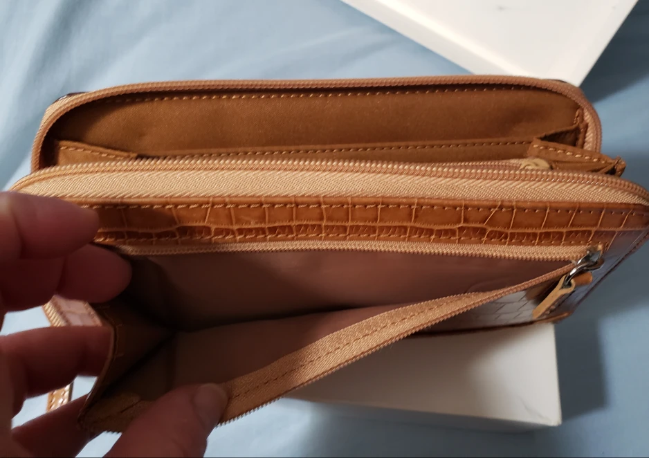 crocodile  women wallet image indicator(5)