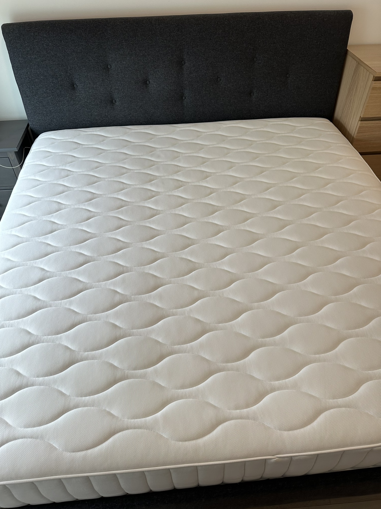 King bed with a firm hybrid mattress - photo 3