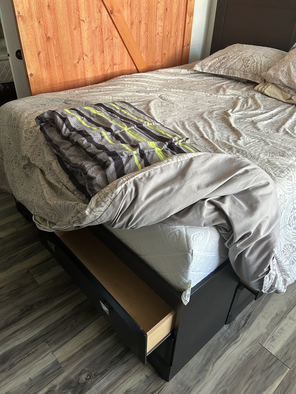 Queen bed frame no mattress - photo 2