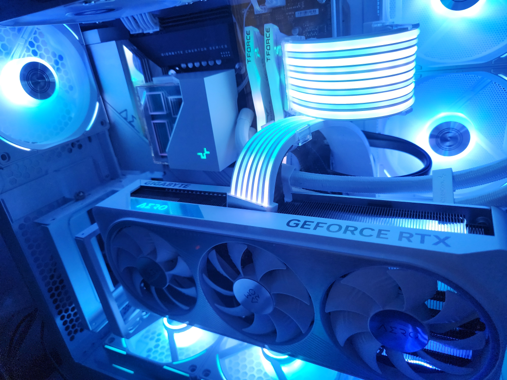 Gaming PC High-End RTX 4070 ti Super, All white Lian Li Evo Mid. image indicator(2)