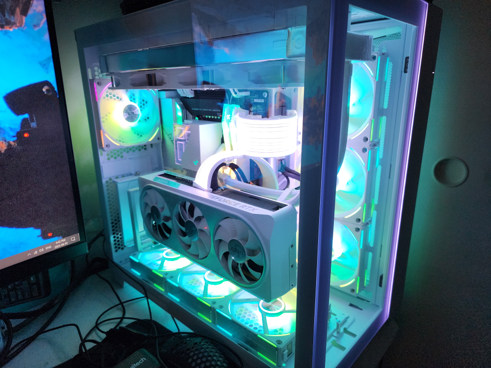 Gaming PC High-End RTX 4070 ti Super, All white Lian Li Evo Mid. image indicator(3)