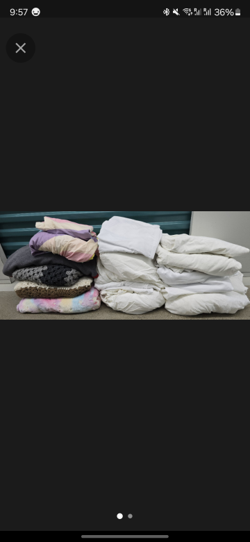 Queen Size Bedding and Blanket Bundle - Great Condition! thumbnail