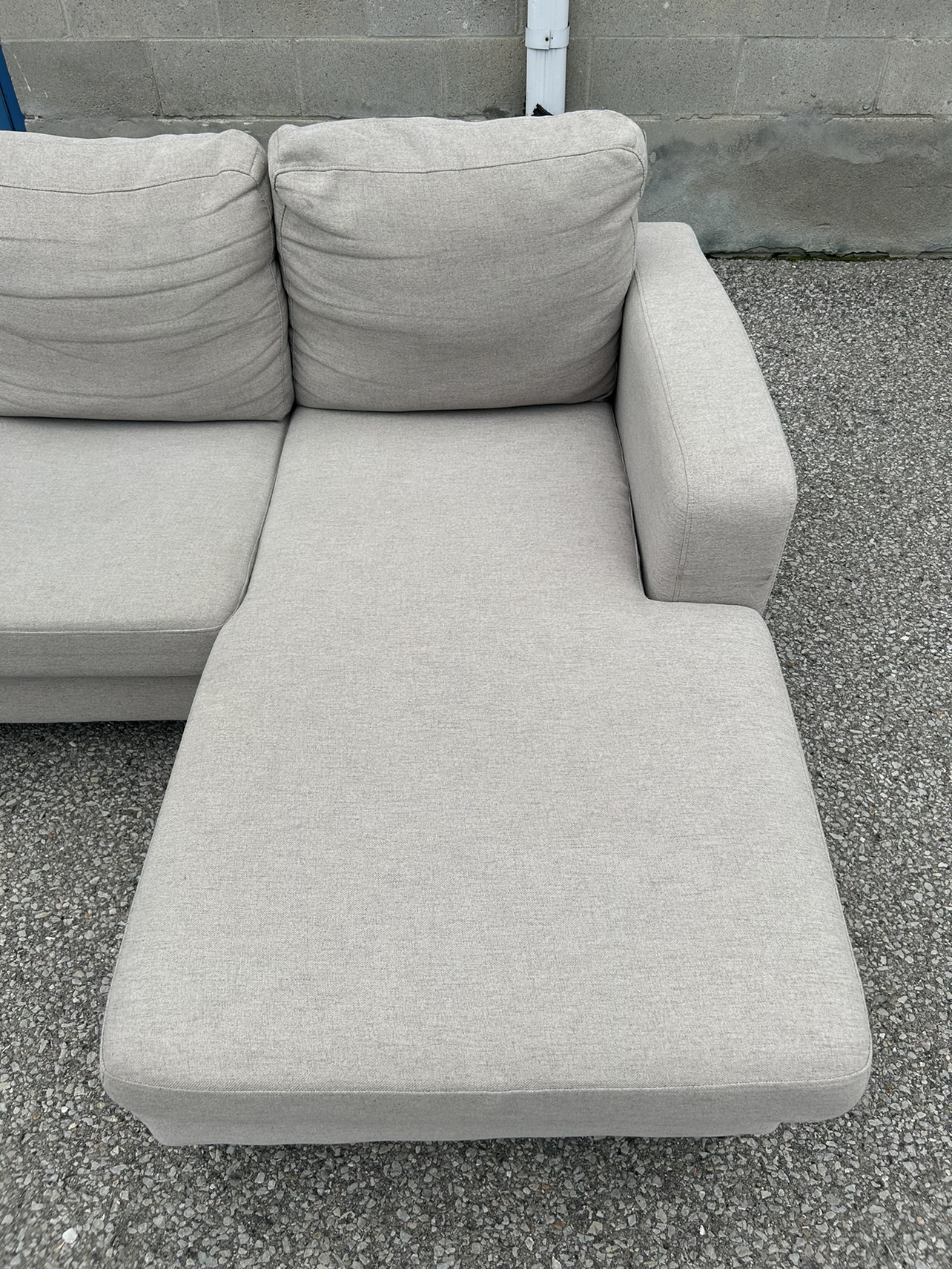 FREE DELIVERY• GREY SECTIONAL COUCH / SOFA w/ REVERSIBLE CHAISE - photo 5